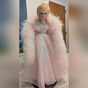 Mary Kay Ash Silver Anniversary Ceramic Doll In Original Box